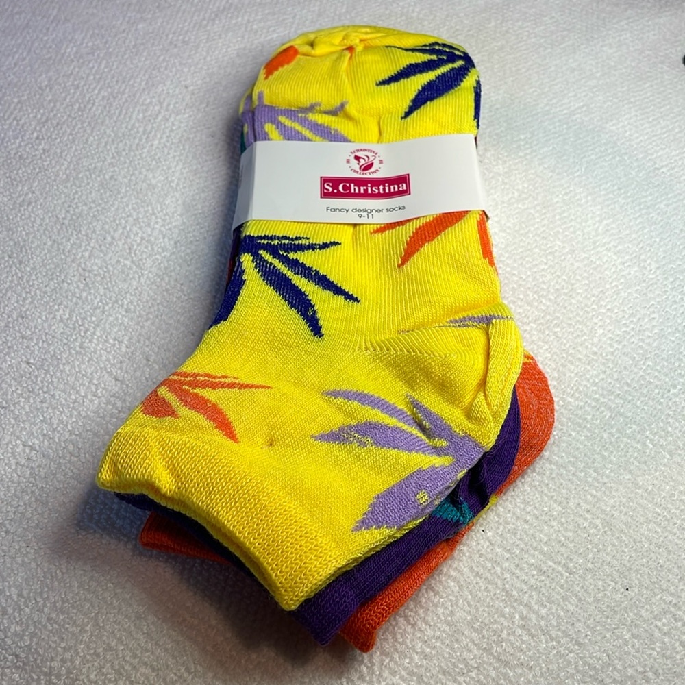 Women’s socks.  4 20 Leaf Print. 3 Pairs New in Package
